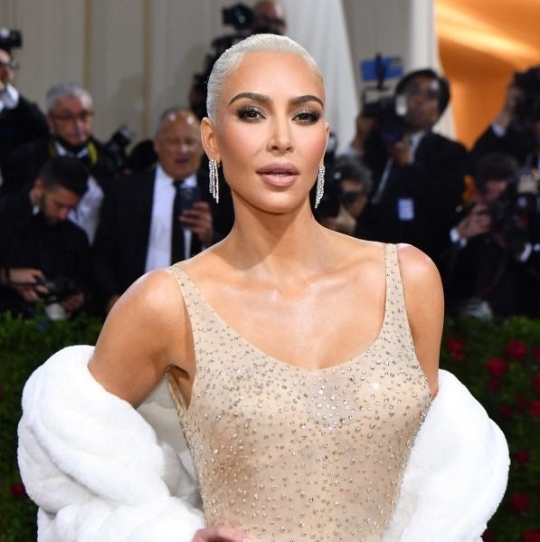 اطلالة Kim Kardashian بمكياج فضي مع صبغات الشعر الاشقر البلاتيني