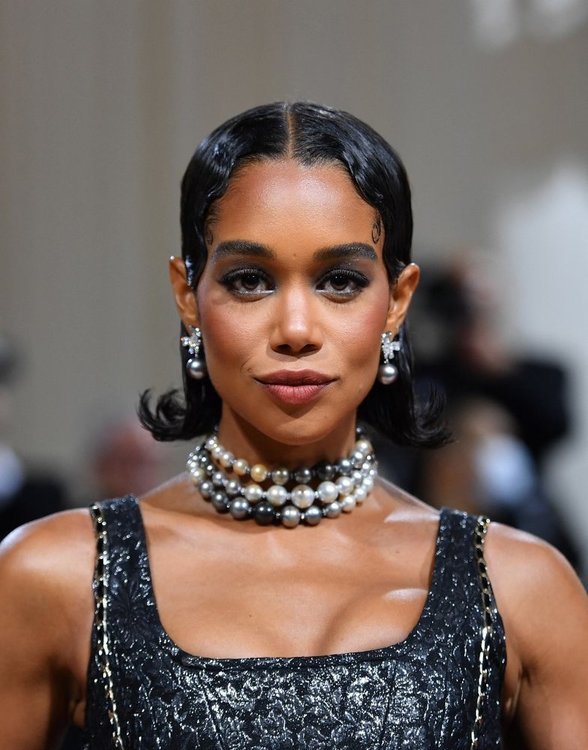 اطلالة Laura Harrier بمكياج سموكي اسود وساحر