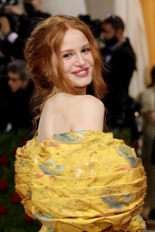 اطلالة Madelaine Petsch برسمات المكياج البراق مع تسريحات الشعر المرفوعة