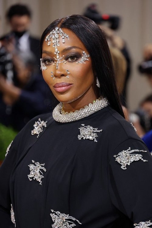 اطلالة Naomi Campbell بمكياج سموكي مع اكسسوارات الكريستال البارزة على الوجه