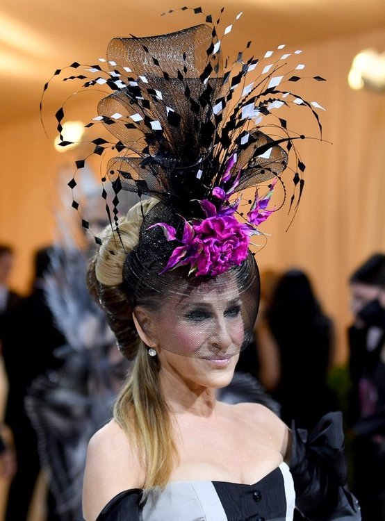 اطلالة Sarah Jessica Parker بأكسسوارات شعر القبعة الفاخرة مع الشبك والريش النافر