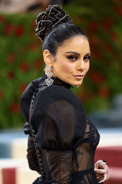 اطلالة Vanessa Hudgens بمكياج ساحر مع تسريحات الشعر المرفوعة مع الضفائر