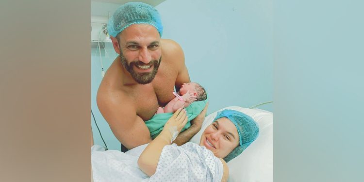 نيكولا معوض يرزق بمولودته الأولى في نفس اليوم الذي خسر فيه والدته 1 نيكولا معوض يرزق بمولودته الأولى في نفس اليوم الذي خسر فيه والدته