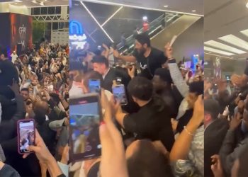 بالفيديو الجمهور يستقبل تامر حسني بشكل هستيري بعرض فيلم بحبك في جدة