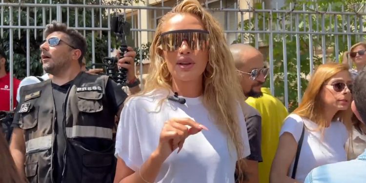 بالفيديو مايا دياب تطالب بإعدام مغتصب الأطفال بتظاهرة امام عدلية بيروت