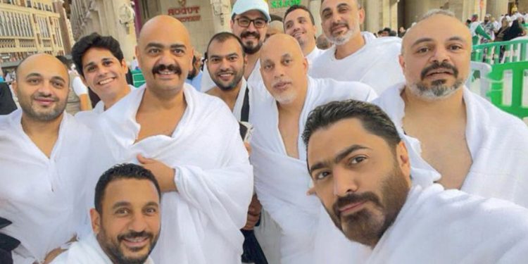 تامر حسني يؤدي مناسك العمرة قبل حفله في جدة 1 تامر حسني يؤدي مناسك العمرة قبل حفله في جدة