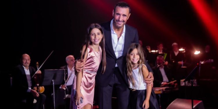 كاظم الساهر يطل على الجمهور مع حفيدتيه في كاليفورنيا 1 كاظم الساهر يطل على الجمهور مع حفيدتيه في كاليفورنيا