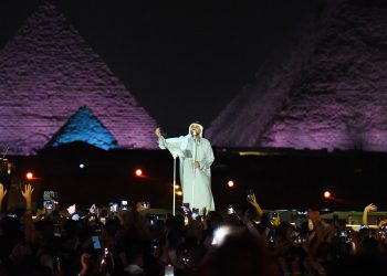 حسين الجسمي يحتفي بالعلاقات الإماراتية المصرية تحت سفح الأهرامات