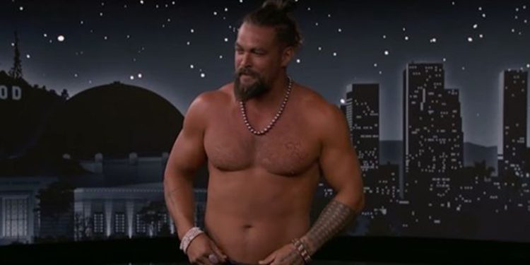 جيسون موموا يخلع ملابسه على الهواء لسبب غريب