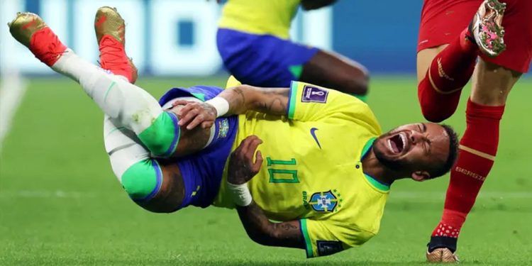 غياب لاعبي منتخب البرازيل نيمار ودانيلو عن المباريات القادمة بسبب الاصابة