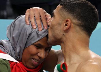 قبلة نجم المنتخب المغربي أشرف حكيمي لوالدته بعد فوزه تشعل مواقع التواصل