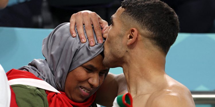 قبلة نجم المنتخب المغربي أشرف حكيمي لوالدته بعد فوزه تشعل مواقع التواصل 1 قبلة نجم المنتخب المغربي أشرف حكيمي لوالدته بعد فوزه تشعل مواقع التواصل