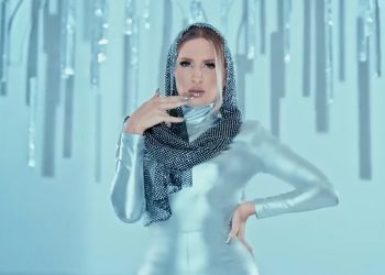 كنزة مرسلي كما لم ترونها من قبل في جديدها قافلة موبايلي