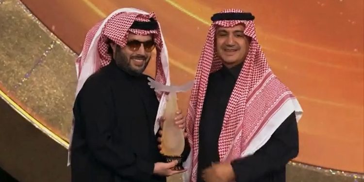 تكريم الشيخ وليد الابراهيم بجائزة صناع الترفيه الماسية في حفل جوي اووردز 1 تكريم الشيخ وليد الابراهيم بجائزة صناع الترفيه الماسية في حفل جوي اووردز