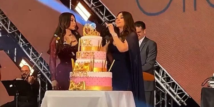 بالفيديو - اليسا تحتفل بعيد ميلاد هيفاء وهبي على المسرح 1 بالفيديو – اليسا تحتفل بعيد ميلاد هيفاء وهبي على المسرح