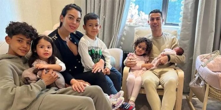 بالفيديو جورجينا رودريغيز تعلم بناتها اللغة العربية 1 بالفيديو جورجينا رودريغيز تعلم بناتها اللغة العربية
