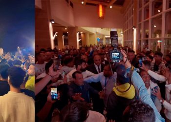بالفيديو الجمهور يحاصر محمد رمضان في العرض الأول لفيلمه هارلي