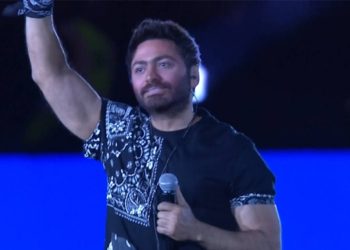 تامر حسني يشعل حفل نهائي السوبر المصري في الإمارات