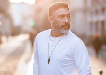 عمرو مصطفى يلتقي محامي عائلة أم كلثوم ويسوي خلافات اغنية الذكاء الاصطناعي