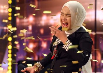 بالفيديو متسابقة كفيفة في America’s Got Talent تبكي الجمهور وتحصل على الباز الذهبي