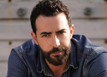 كارلوس عازار يعود إلى الغناء مع Universal Music MENA في كل ما بدقلّك