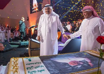 محمد عبده يحتفل مع الجمهور بعيد ميلاده على المسرح