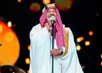 بإطلالة بالزي التقليدي الشاب خالد يشعل أجواء حفله في السعودية