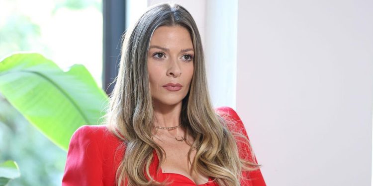 باميلا الكيك تفاجئ الجمهور بهدية مميزة من مسلسل كريستال ببث مباشر 1 باميلا الكيك تفاجئ الجمهور بهدية مميزة من مسلسل كريستال ببث مباشر