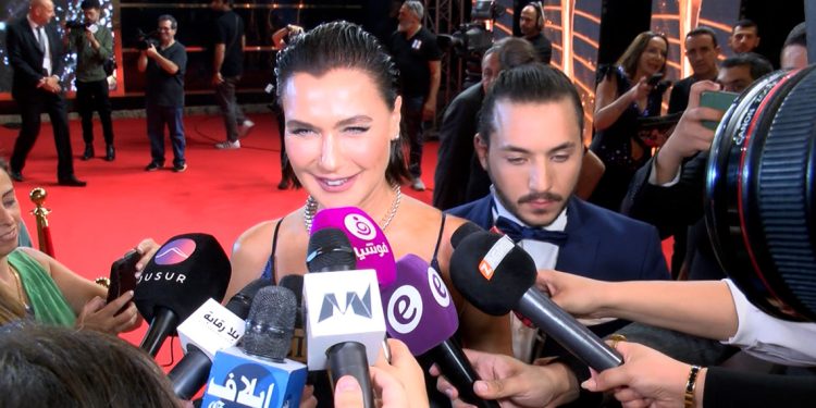 نجمة مسلسل التفاح الحرام شيفال سام ومفاجاة على السجادة الحمراء في الموريكس دور 1 نجمة مسلسل التفاح الحرام شيفال سام ومفاجاة على السجادة الحمراء في الموريكس دور