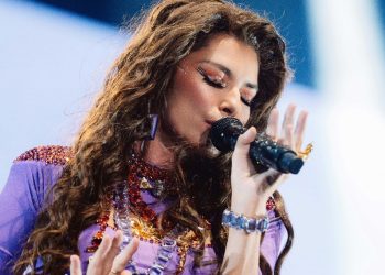 النجمة العالمية شانيا تواين وأداء مبهر خلال حفل الفورمولا1 في أبوظبي