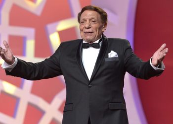 مصر تكرم عادل إمام وتخلد اسمه في القاهرة