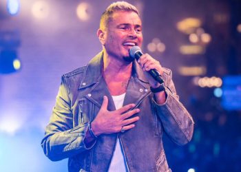 عمرو دياب يشعل أجواء حفل القرية العالمية بأغاني ألبومه الجديد