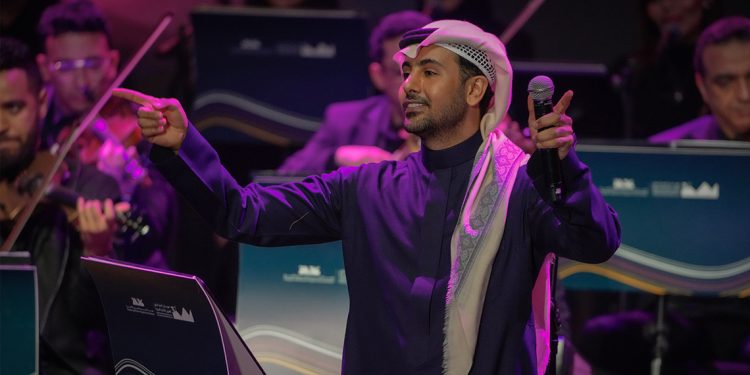فؤاد عبدالواحد يطرب الجمهور بحفل قمم الدولي للفنون في أبها 1 فؤاد عبدالواحد يطرب الجمهور بحفل جماهيري في أبها