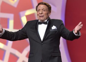 عادل إمام يعود إلى السينما في مفاجأة للجمهور