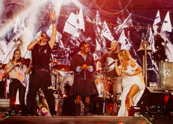 إليانا تشارك مع فرقة Coldplay العالمية بأغنية We Pray من ألبومهم الجديد