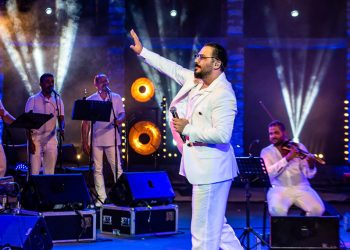 رامي عياش يستعيد أجمل أغنياته بحفل كامل العدد في تونس