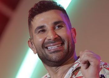 بالصورة كيف ظهر أحمد سعد بعد خضوعه لعملية جراحية في الفك
