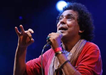 أنباء متضاربة حول حالة محمد منير الصحية