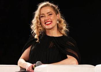 بعد عامين من انفصالها عن جوني ديب أمبر هيرد تعلن عن حملها