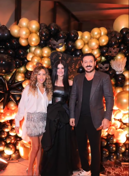 884157 مصطفى شعبان وزوجته هدى الناظر مع نسرين امام