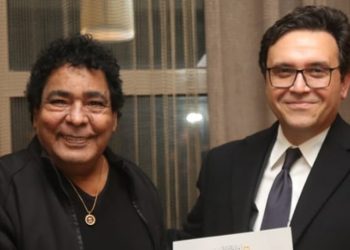 وزير الثقافة المصري يكرم محمد منير في منزله