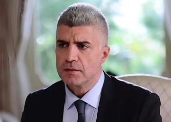 إصابة الممثل التركي أوزجان دينيز بنوبة قلبية إثر خلافات عائلية علنية