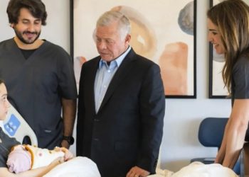 الملكة رانيا تشارك فيديو لقاء العائلة الملكية الهاشمية بحفيدتهم الجديدة