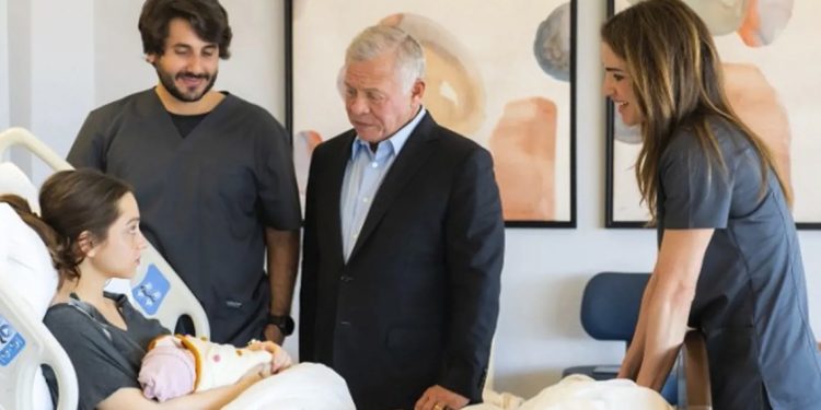 الملكة رانيا تشارك فيديو لقاء العائلة الملكية الهاشمية بحفيدتهم الجديدة 1 الملكة رانيا تشارك فيديو لقاء العائلة الملكية الهاشمية بحفيدتهم الجديدة