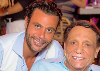 محمد إمام يطمئن الجمهور على صحة والده عادل إمام