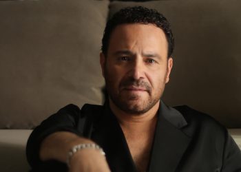 عاصي الحلاني يطلق أغنية الحق علينا بأسلوب درامي مؤثر