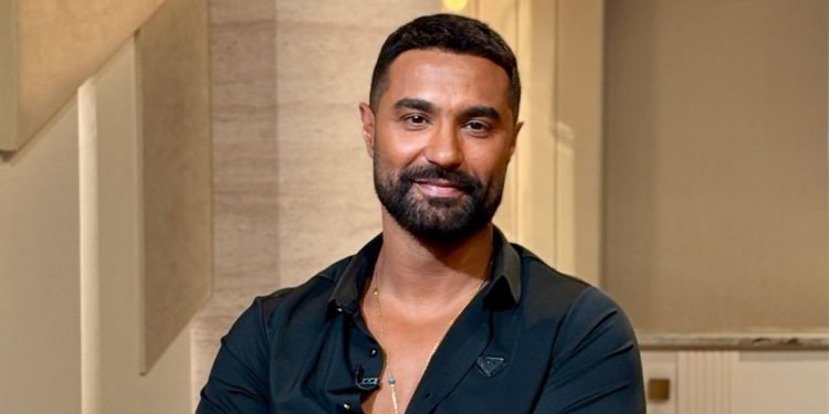 كريم فهمي يتحدث لأول مرة عن كواليس مشاركته في مسلسل وتقابل حبيب 1 كريم فهمي يتحدث لأول مرة عن كواليس مشاركته في مسلسل وتقابل حبيب