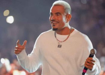عمرو دياب يفاجئ جمهوره بألبوم جديد في هذا الموعد