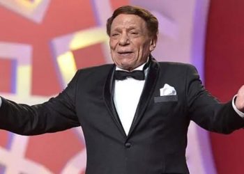 عائلة عادل إمام ترد بعد انتشار صورة مفبركة حول حالته الصحية