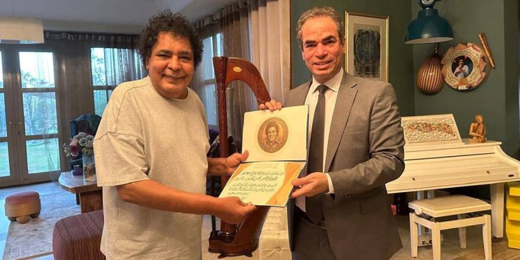 تكريم محمد منير في مصر بحفل رسمي للهيئة الوطنية للإعلام 1 تكريم محمد منير في مصر بحفل رسمي للهيئة الوطنية للإعلام